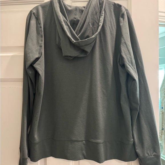 Vuori Women’s Halo Performance Hoodie in Moss - Picture 2 of 4